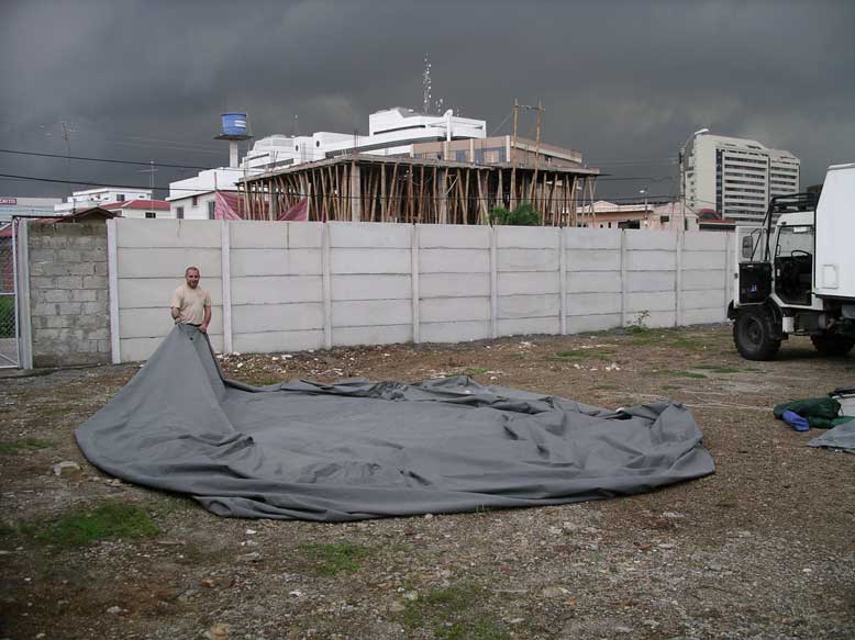 vidal doblando la lona de proteccion